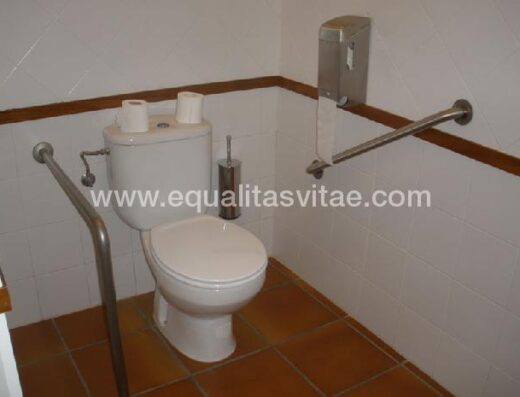 Baño accesible de bodegas Enate
