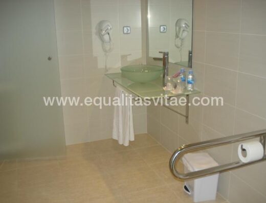 Lavabo accesible en habitación para personas con discapacidad