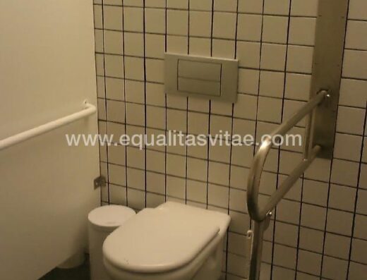 Modelo de aseo accesible en Parque de las Ciencias de Granada
