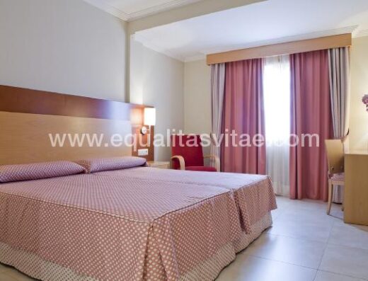 Habitación adaptada para personas con discapacidad en Hotel Canelas en Portonovo. Sanxenxo.
