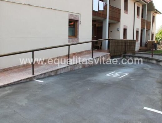 Parking accesible y rampa de acceso al apartamento accesible