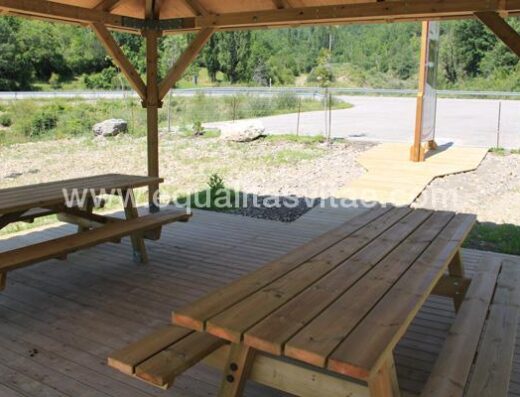 Mesas accesibles en área recreativa de Obarra
