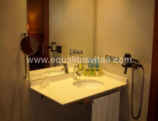 Lavabo suspendido en habitación accesible para PMR hotel Silken Ciudad de Gijón