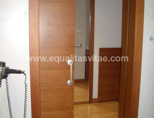 Puerta corredera que comunica el baño con la habitación accesible