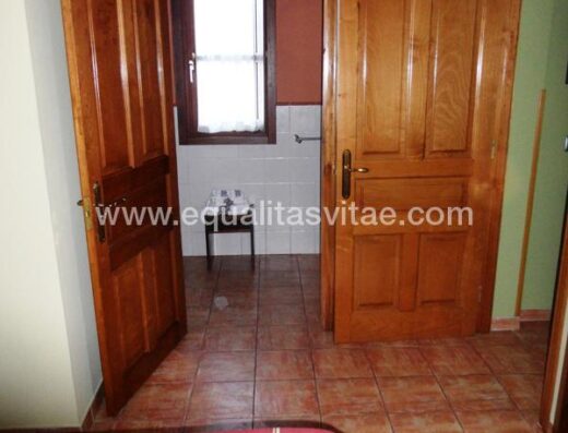 Acceso al baño accesible desde la habitación