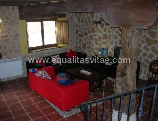 Sala de estar con sofás en planta baja
