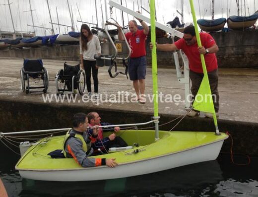 Personas con discapacidad practicando vela adaptada