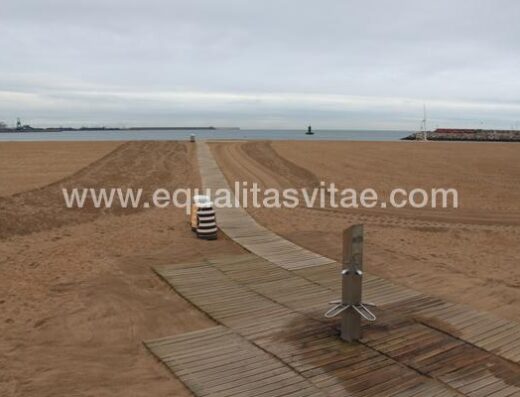Pasarela y rampas en Playa de Poniente en Gijón