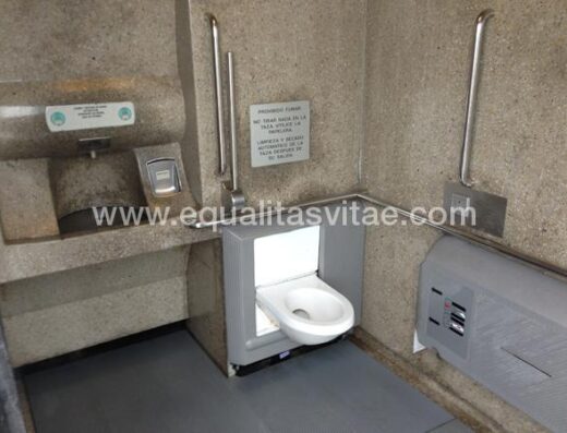 Baño accesible en Playa de Poniente en Gijón