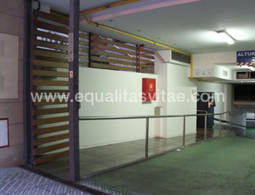 Entrada accesible por parking