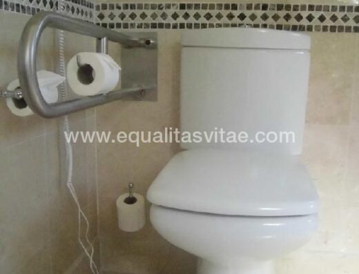 Baño accesible en habitación para personas con discapacidad