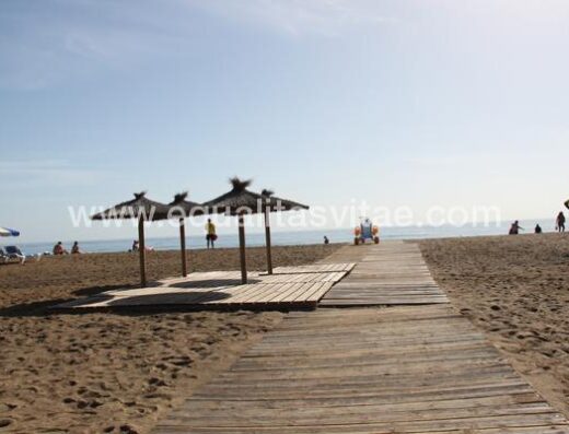 Pasarela accesible y zona de solarium para personas con discacapacidad en Playa los Pocillos