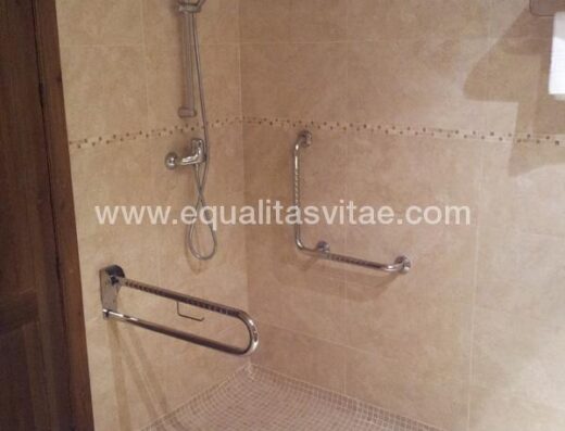 Ducha equipada con barras y sin asiento