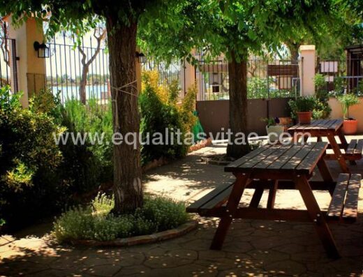 Jardín con merendero exterior