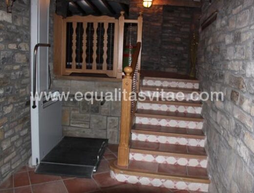 Salva escaleras que da acceso a la bodega