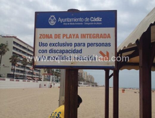 Cartel de señalización de punto accesible en Playa de la Victoria