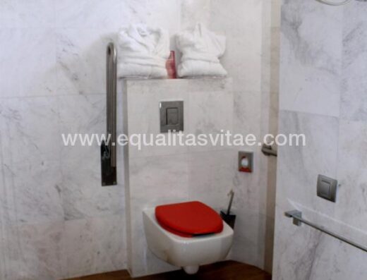 Baño accesible en habitación para personas con discapacidad