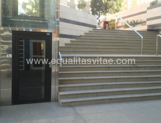 Entrada accesible con salva escaleras vertical