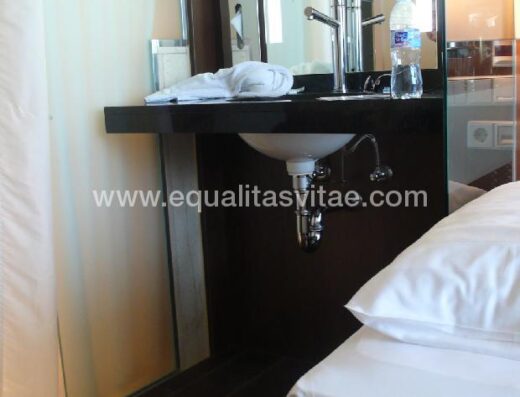 Lavabo accesible con silla de ruedas