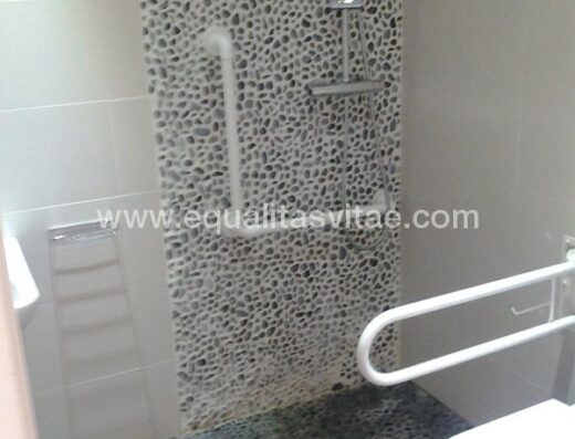 Ducha a cota cero en habitación accesible