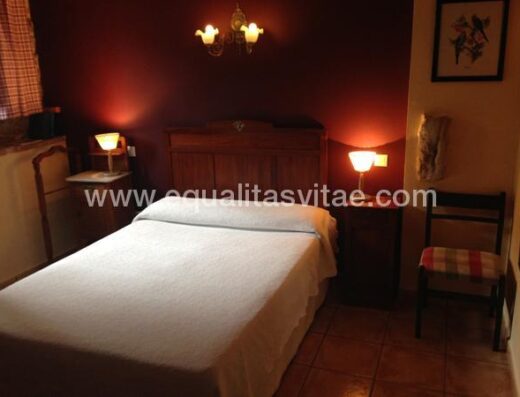 Dormitorio accesible con cama de matrimonio