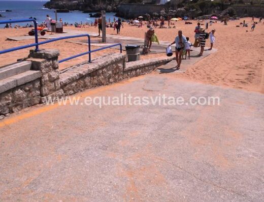 Rampa que da acceso a pasarela de playa accesible El Camello