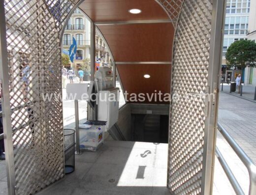 Entrada a cota cero para llegar al salva escaleras