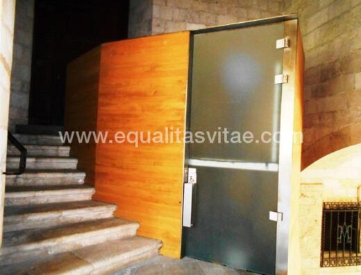 Ascensor que comunica con todas las plantas del edificio