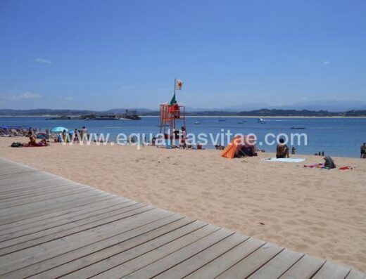 Pasarela de madera en Playa de la Magdalena en Santander