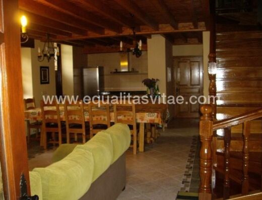Comedor casa rural adaptada la basna
