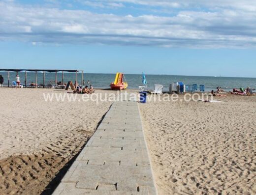 Pasarela de hormigón que da acceso al mar