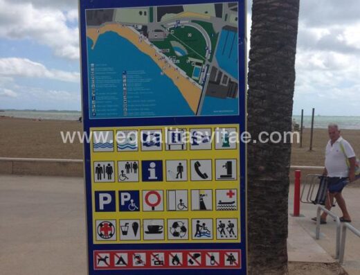 Cartel con información de Playa Garbi