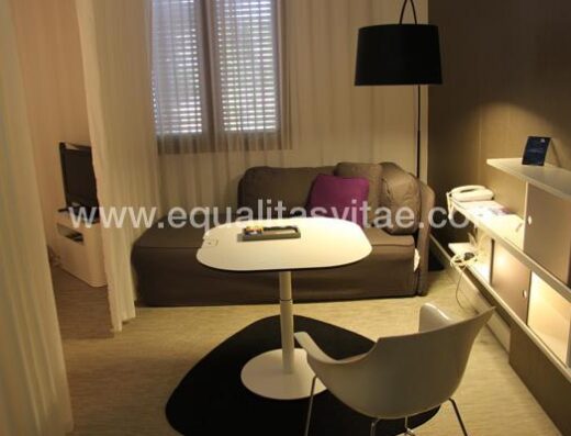 Sala de estar en habitación accesible