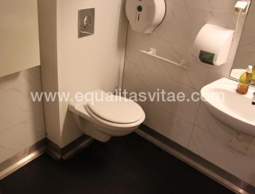 Baño Café Vienne para personas con discapacidad