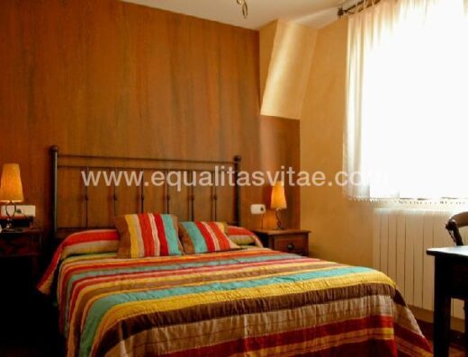 Cama de matrimonio en habitación Casa Kaardel
