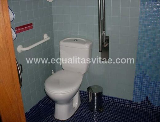 Baño accesible en habitación discapacidad