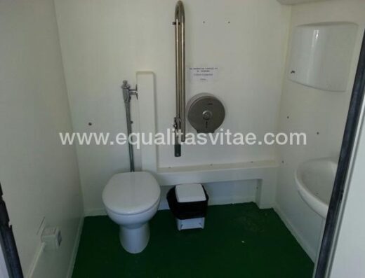 Baño accesible en el interior del barco
