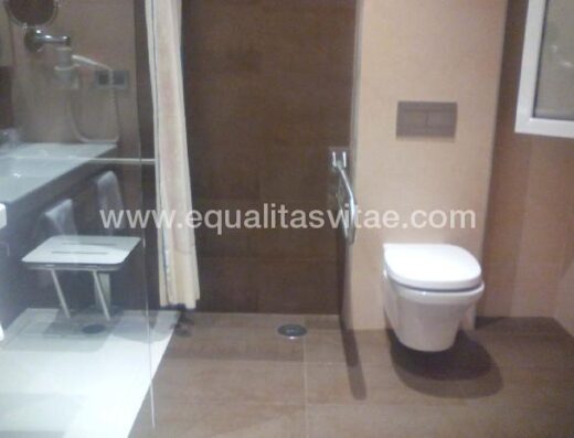 Baño accesible en habitación dispacidad