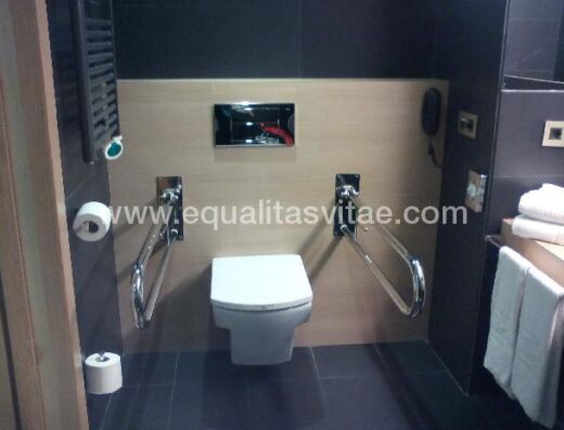 Baño accesible en habitación dispacidad