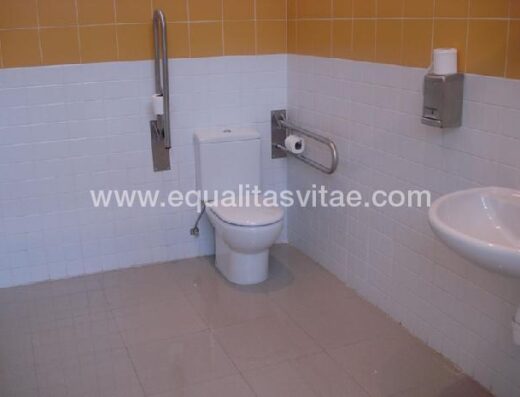 Uno de los baños accesibles del centro