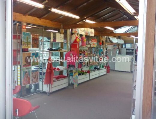Interior oficina de turismo de Gijón