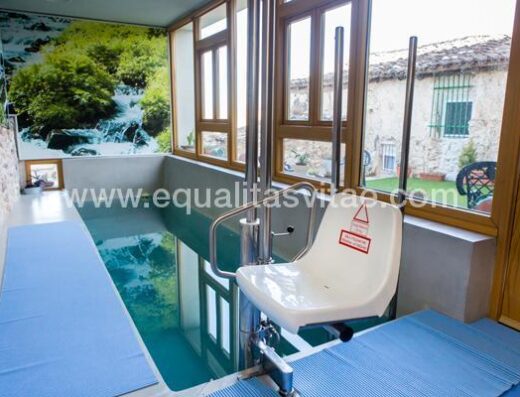 Piscina accesible con grúa hidrúlica para personas con discapacidad