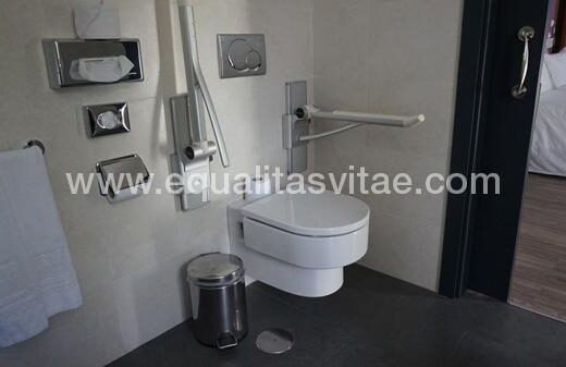 Baño adaptado en habitación accesible para personas con discapacidad