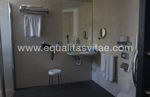 Lavabo sin pie en baño adaptado