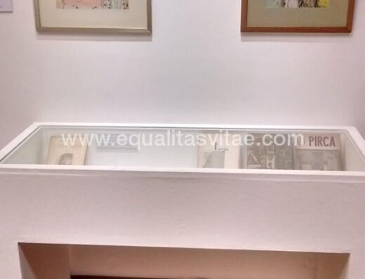 Mesa con elementos expositivos