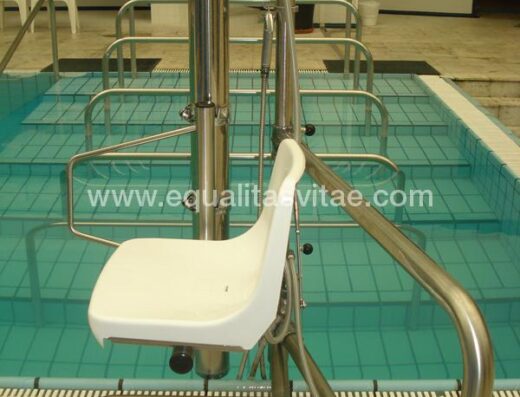 Piscina accesible con grúa hidrúlica para personas con discapacidad