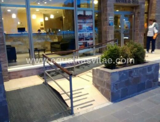 Rampa de acceso a hotel
