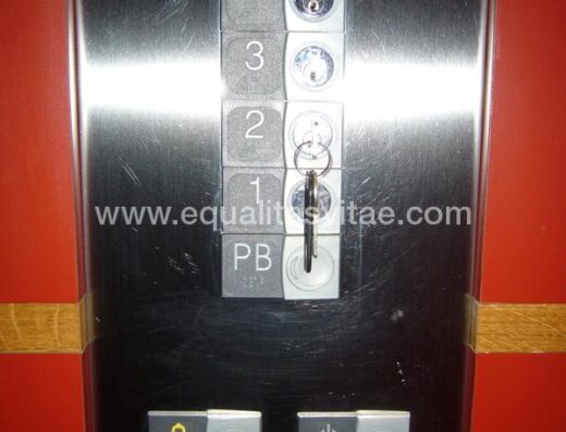 Botonera en braille en el ascensor del edificio