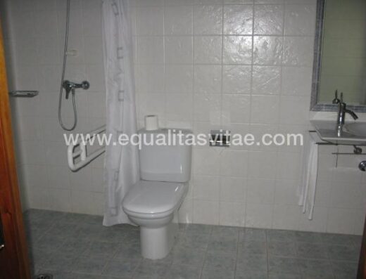 Baño accesible en habitación dispacidad