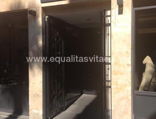 Entrada accesible con rampa